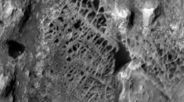 ناسا ترصد لغز تشكيلات شبكات العنكبوت الغامضة على سطح كوكب المريخ